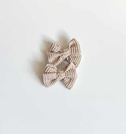 Beige wavy piggies