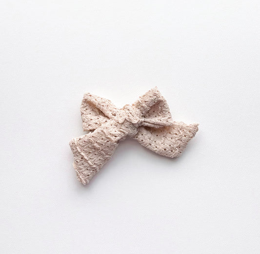 Sand bow clip