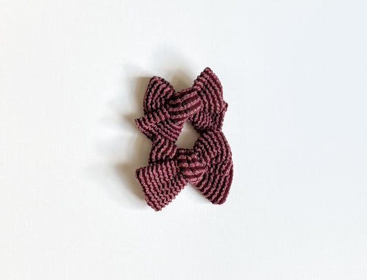 Maroon wavy piggies