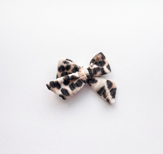 Fuzzy leopard bow clip