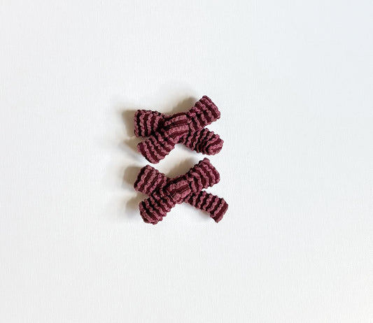 Maroon wavy mini piggies