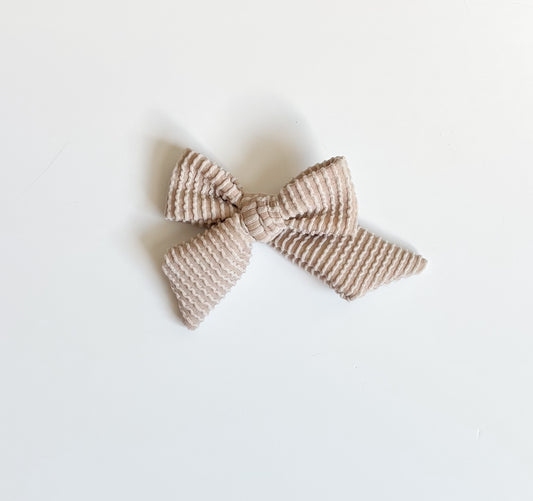 Beige wavy bow clip